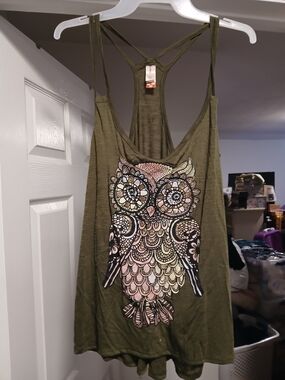 No Boundries Women’s Olive Green Tank Top with Decorative Owl Graphic